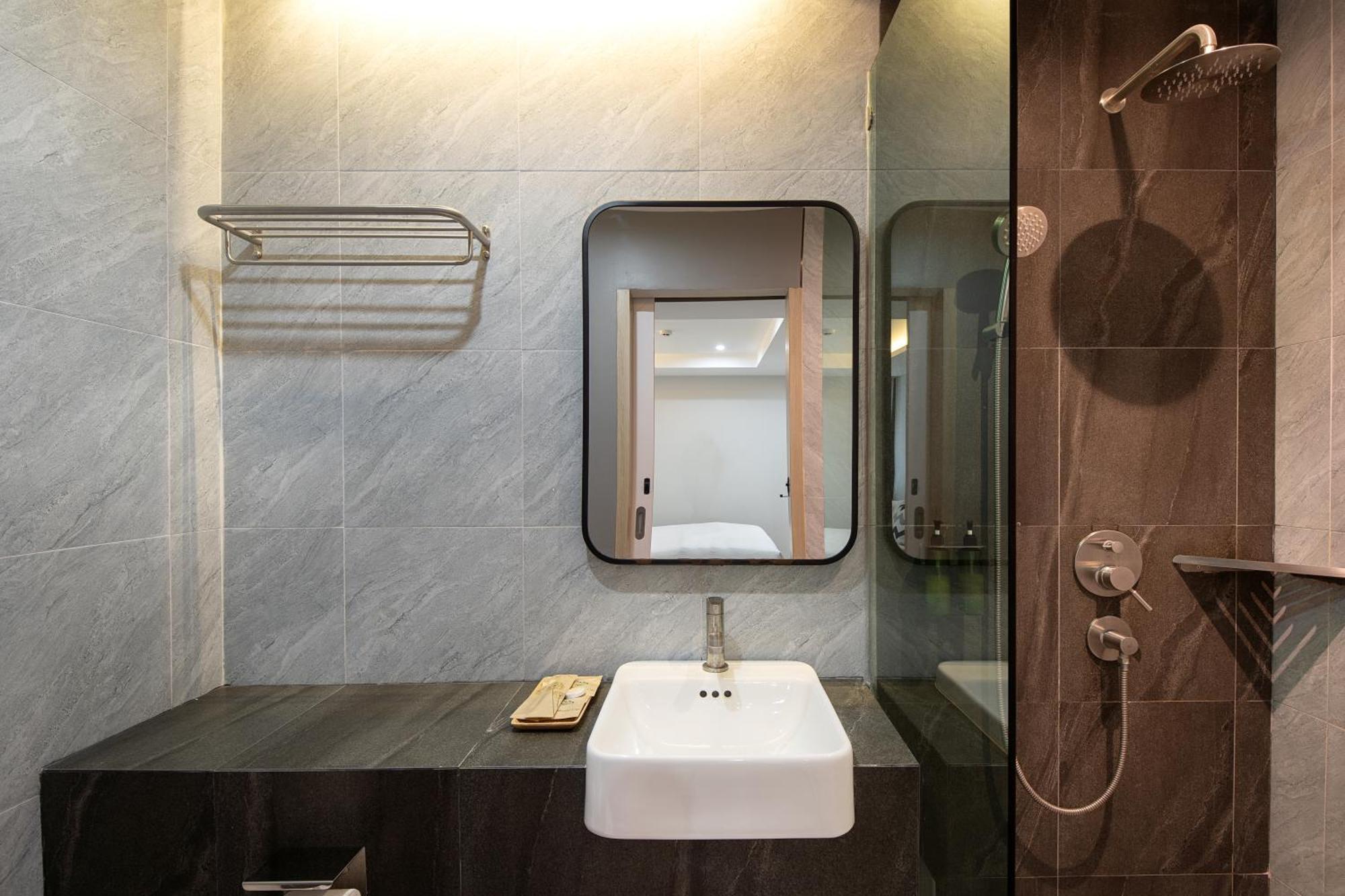 The Riski Hotel At Bangphlat Station Sha Bangkok Eksteriør billede